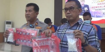 Polisi menunjukkan barang bukti dari tiga pelaku pengedar narkoba di Jombang. Foto: Bacaini/Syailendra