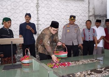 Peringatan Hari Jadi, Mas Dhito Ziarah Makam Leluhur Kediri