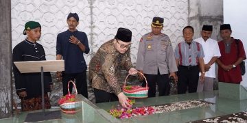 Mas Dhito tabur bunga di makam Setono Gedong Kota Kediri. Foto: Ist