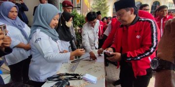 Ketua DPC PDI Perjuangan Kabupaten Kediri, Murdi Hantoro daftarkan bacaleg ke KPU. Foto: Bacaini/AK.Jatmikp