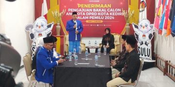Pendaftaran bacaleg PAN di KPU Kota Kediri. Foto: Bacaini/AK.Jatmiko