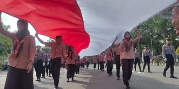 Peserta Kirab Kebangsaan membawa bendera Merah Putih sepanjang 77 meter. Foto: Bacaini/AK.Jatmiko