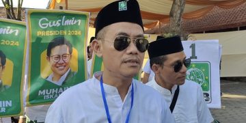 Ketua DPC PKB Kota Kediri, Gus Muid saat mendaftarkan bacaleg ke KPU. Foto: Bacaini/AK.Jatmiko