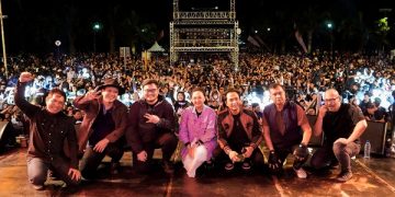 Mas Dhito dan Mbak Chica berfoto bersama personel Padi Reborn di SLG. Foto: Ist
