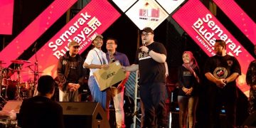 Salah satu penonton yang mendapat hadiah dari Mas Dhito. Foto: Ist