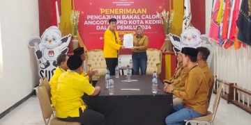 Penyerahan berkas bacaleg Golkar Kota Kediri ke KPU. Foto: Bacaini/AK.Jatmiko