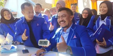 Ketua DPC Partai Demokrat Kota Kediri, Ashari mendaftarkan bacaleg ke KPU. Foto: Bacaini/AK.Jatmiko