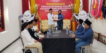Ketua DPC Gerindra Kota Kediri, Katino serahkan berkas pendaftaran bacaleg di KPU Kota Kediri. Foto: Bacaini/AK.Jatmiko