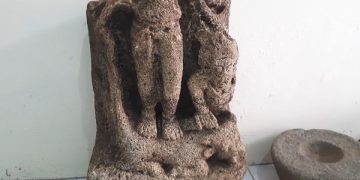 Potongan tubuh arca Durga Mahisasuramardhini yang ditemukan warga Trenggalek. Foto: Bacaini/Aby