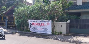 Hotel di Tlogomas Malang yang dipasang spanduk protes dari warga. Foto: Bacaini/A.Ulul
