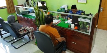 Pelayanan calon ibadah haji di Kantor Kemenag Trenggalek. Foto: Bacaini/Aby