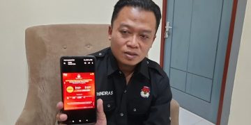 Mohamad Indra Setiawan menunjukkan DPSHP KPU Kabupaten Trenggalek. Foto: Bacaini/Aby