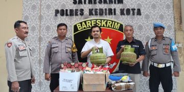 Polisi menunjukkan barang bukti hasil pembobolan warung. Foto: Bacaini/AK.Jatmiko