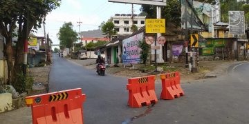 Penutupan sementara jalur Klemuk usai terjadi kecelakaan beruntun. Foto: Bacaini/A.Ulul