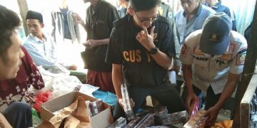 Razia rokok ilegal di Bangkalan. Foto: Bacaini/Rusdi
