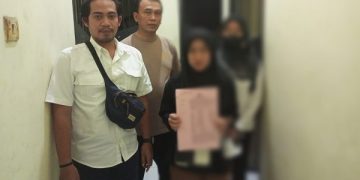 AY (membawa kertas) sebelum dimasukkan ke dalam sel tahanan. Foto: Bacaini/Setiawan