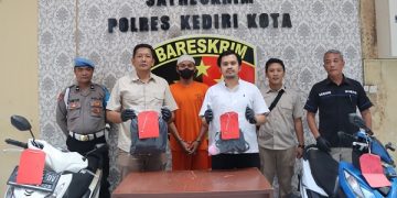 Pelaku MAF beserta barang bukti hasil curian yang berhasil diamankan. Foto: Bacaini/Wahyu