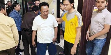 Tersangka Syamsuri (baju putih) di Mapolres Sampang. Foto: Bacaini/Rusdi