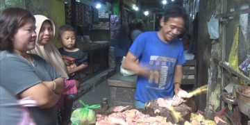 Wahyudi, pedagang daging ayam di Pasar Ploso yang kerap diprotes pelanggannya. Foto: Bacaini/Syailendra