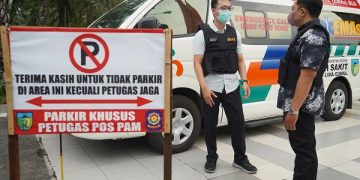 Petugas medis di Pos Pam Simpang Lima Gumul. Foto: Ist