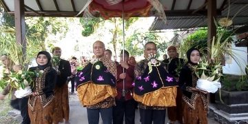 Arak-arakan boneka manten tebu dihari buka giling PG Modjopanggoong, 20 Mei 2023. Foto: Bacaini/Setiawan