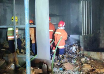 Usai Bakar Sampah, Gudang Apotek di Kota Kediri Kebakaran