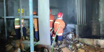 Petugas damkar memadamkan api di gudang penyimpanan  kardus bekas. Foto: Bacaini/AK.Jatmiko