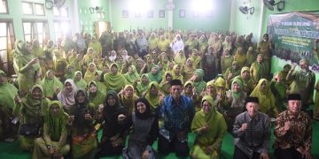 Wali Kota Kediri dan Ketua TP PKK dalam launching SAPA MUSLIMAT NU. Foto: Ist