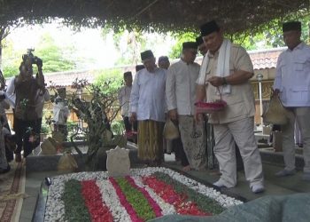 Safari Politik di Jombang, Prabowo Ziarah Makam Pendiri NU