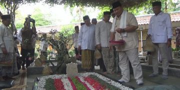 Prabowo saat ziarah makam KH Hasyim Asyari, Jombang. Foto: Bacaini/Syailendra