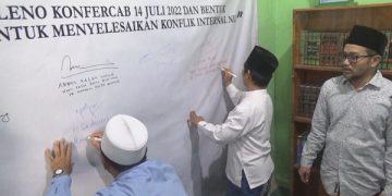 Penggalangan tanda tangan PCNU Jombang. Foto: Bacaini/Syailendra
