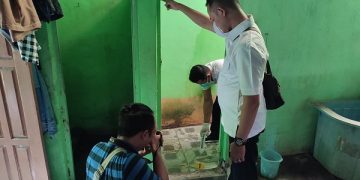 Polisi melakukan olah TKP di kamar mandi tempat DAP melahirkan. Foto: Bacaini/AK.Jatmiko
