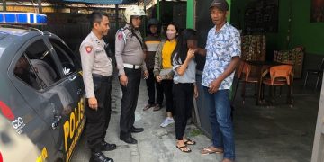 Aparat Polsek Blimbing Kota Malang saat akan memulangkan RA ke Kediri. Foto: Polsek Blimbing