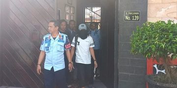 Napiter AA (baju putih) saat keluar dari Lapas Tulungagung. Foto: Bacaini/Setiawan