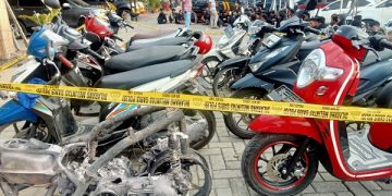 Puluhan sepeda motor dan oknum pendekar silat yang diamankan di Mapolres Jombang. Foto: Bacaini/Syailendra