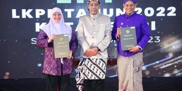 Wali Kota dan Wakil Ketua DPRD Kota Kediri pada acara penyerahan. Foto: Ist