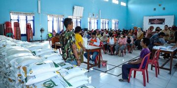 Penyaluran bantuan berupa beras bagi KPM di Kecamatan Pesantren. Foto: Ist