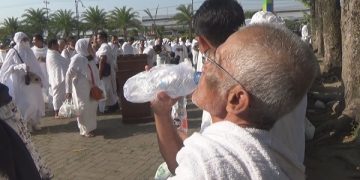 Salah satu CJH lansia saat mengikuti Manasik Haji di Alun-alun Jombang. Foto: Bacaini/Syailendra