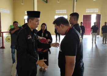 Penyematan tanda peserta Diklat ketua Cabang PSHT Kota Kediri Agung Sediana Foto:istimewa
