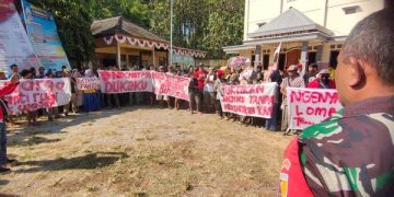 Aksi unjuk rasa warga Desa Tiron di kantor desa. Foto: Bacaini/AK.Jatmiko