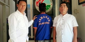 S, berbaju tahanan setelah kedapatan bawa pil koplo. Foto: Bacaini/AK.Jatmiko