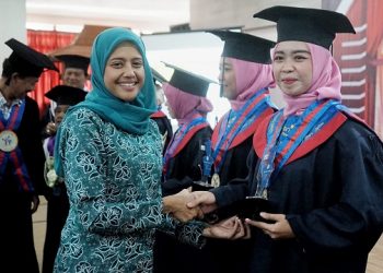 Bunda Fey Wisuda Ibu-ibu Lulusan SELANTANG dan SOTH