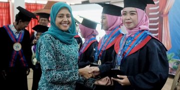 Bunda Fey memberikan selamat kepada salah satu wisudawan. Foto: Ist