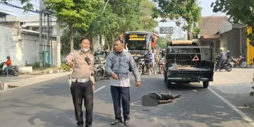 Polisi melakukan olah TKP kecelakaan tunggal di kawasan Terminal Lama Kota Kediri. Foto: Bacaini/AK.Jatmiko