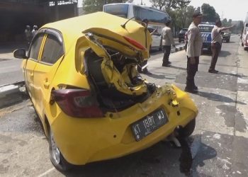 Mobil Berpenumpang Ibu dan Balita Hancur Tertabrak Truk di Jombang