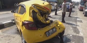 Kondisi mobil Brio yang hancur setelah ditabrak truk. Foto: Bacaini/Syailendra