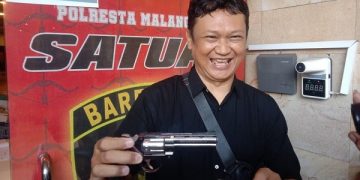 Bambang Rukminto menunjukkan pistol replika yang berhasil dirampas dari pelaku. Foto: Bacaini/A.Ulul
