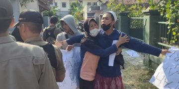 Warga memprotes pengosongan rumah mereka. Foto: Bacaini/AK.Jatmiko