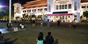 Suasana baru Taman Surya Surabaya pada malam hari. Foto: surabaya.go.id