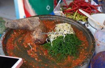 Rujak Engos-engos, Sajikan Segarnya Rumput Laut Khas Pesisir Tuban